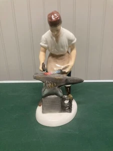 ROYAL DOULTON - THE BLACKSMITH OF WILLIAMSBURG FIGURINE - 1959 - Picture 1 of 3