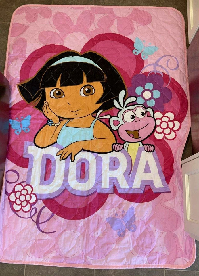 Manta Reversible Rosa Dora La Exploradora y Botas 42x58 pulgadas De Colección Foto 1 de 3