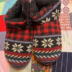 NWT Womens Muk Luks Bootie Slippers Red Buffalo Plaid Large 9-10 -Shoe4 - Picture 1 of 7