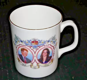 William & Kate Hochzeit Porzellan Becher Fehler zeigt Harry nicht William SELTENER FINDEN - Bild 1 von 5