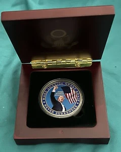 TRUMP COIN NEVER SURRENDER AMERICA FIGHT CHALLENGE mit HOLZBOX REPUBLIKANER GOP - Bild 1 von 20