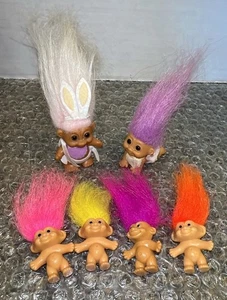 Russ Mini Troll Puppen Konvolut 6 verschiedene - Baby, Hasen Magnete, Pin, Anhänger Vintage - Bild 1 von 19