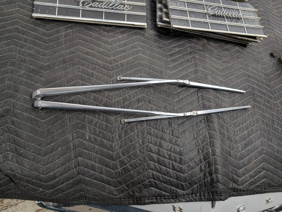 1961 1967 年凯迪拉克漂亮一对原装 Wiper Arms Eldorado Deville Trico 刀片 — 第 1/4 张图片