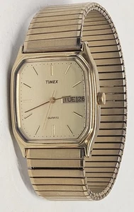 Orologio Uomo Vintage Timex Tono Oro Stile Tank Funzionante Giorno-Data - Foto 1 di 5