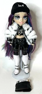 Muñeca de moda Rainbow High Rockstar Lyric Lucas edición especial usada en excelente estado - Imagen 1 de 4