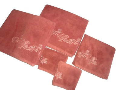 JUEGO DE TOALLAS JC PENNEY LINDEN STREET ROJO QUEMADO Y CREMA BORDADO FLORAL (5P) Foto 1 de 4