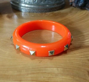 Bracciale vintage anni 80 arancione brillante acrilico, ottone borchiato - Foto 1 di 7