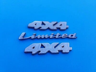 99 00 01 02 03 04 05 SUZUKI GRAND VITARA 4X4 CONJUNTO DE EMBLEMA LIMITADO FABRICANTE DE EQUIPAMENTO ORIGINAL (2003) - Imagem 1 de 3