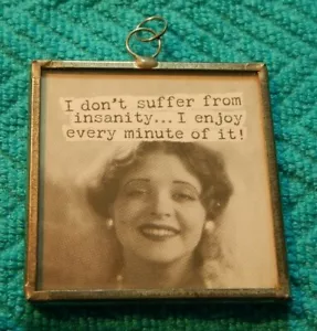Ciondolo vintage grande RAGAZZA PAZZA - NON SOFFRO DI FOLLIA MI PIACE - Foto 1 di 4