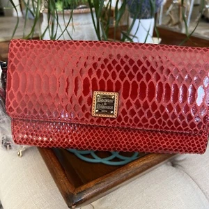Dooney & Bourke NUEVO Bolso sin asas Bandolera de cuero de serpiente rojo - Imagen 1 de 8