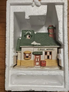 Holiday Expressions Dickens Collectibles Porzellan beleuchtetes Haus Postamt - Bild 1 von 12