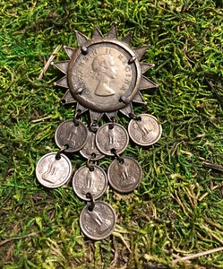 Vintage Queen Elizabeth II Coin Brooch Pin - Picture 1 of 5