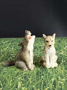 Pair Vintage Miniature Wolf Wolves Resin Figures Painted Miniatures - Picture 1 of 6