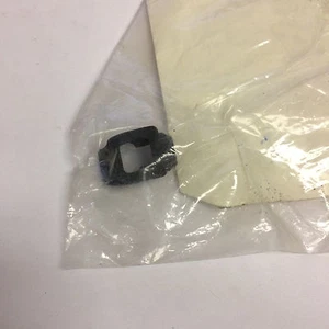 FABRICANTE DE EQUIPOS ORIGINALES Mercedes-Benz SLK280 SLK300 SLK350 SLK55 Sello de puerta de combustible 1717540078 NUEVO - Imagen 1 de 2