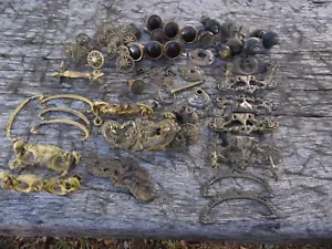 Lotto antico e vintage di mobili misti ferramenta cassetti pomelli maniglie - Foto 1 di 13
