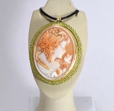 CIONDOLO SPILLA ARGENTO  CAMMEO CORNEOLA  VOLTO CLASSICO E PERIDOTO    AGDV 0208 - Immagine 1 di 4