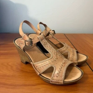 Sandalo Clarks Artisan pelle boho cinturino sughero zeppa tacco fibbia marrone neutro - Foto 1 di 9