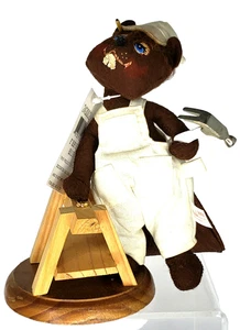 Annalee 8" Busy Beaver Builder Puppe 2002 selten mit Hammer auf Holzständer - Bild 1 von 5