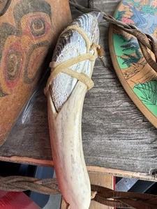 ¡SONAJERO CHAMÁN SALISH COSTA NOROESTE GENUINO DE COLECCIÓN! CLAMA DE AFEITAR Y ASNA - Imagen 1 de 2
