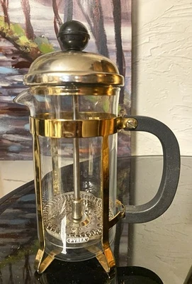 Cafetera prensa francesa Pyrex vintage con émbolo tono dorado Foto 1 de 4