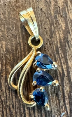 De Colección Oro Amarillo 14k -3 Zafiros Azules en Forma de Pera - Delicado Colgante Remolino Abstracto Foto 1 de 4