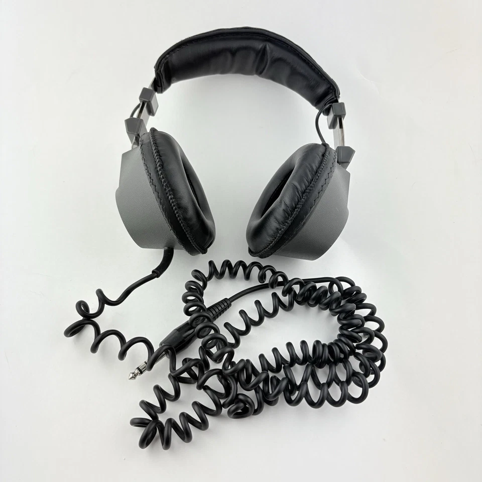 Auriculares de estudio estéreo vintage realistas Nova20 funcionando en ambos lados Foto 1 de 4