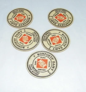 NUOVO mai usato NOS 5 bottiglie di vetro tappi latte Bonfoeys' Dairy tre fiumi - Foto 1 di 3