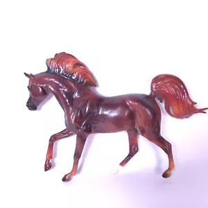 Breyer Freedom Serie: Malik 2019 Pferd des Jahres, Kastanienaraber - Bild 1 von 17