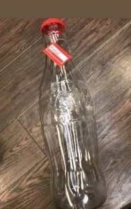  OFFIZIELLE COCA COLA KUNSTSTOFF GELD SPAREN FLASCHE BANK RIESIG 2 FUSS HOCH  - Bild 1 von 3