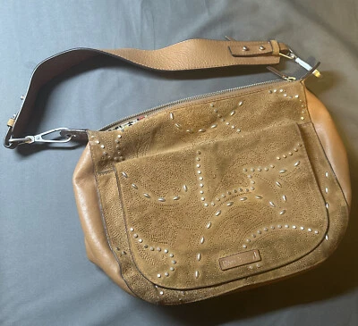 Bolso de Hombro Vera Bradley Carson con Bolsillo Cargador Bordado Cuero Tachonado Foto 1 de 4