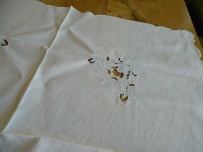 Linge ancien Centre de table nappe  lin blanc brodée bleu ciel ( 86 x 86 cms ) - Photo 1/4
