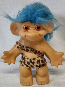 1963 Troll Puppe Neandertaler Mann Figur Bijou Toys blaue Haare 8,5" groß EUC - Bild 1 von 15