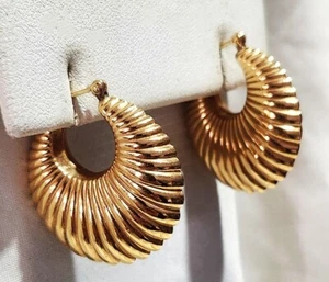 Beautiful Pair 14K Gold One+ Inch Diameter Shrimp Ribbed Hoop Earrings 5.3 Grams - Picture 1 of 15