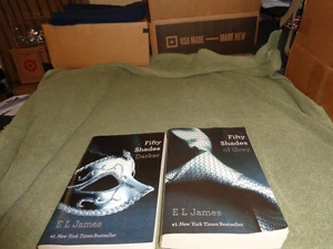 lot of 2 paperback books by E.L. James. 50 shade of gray - Picture 1 of 6