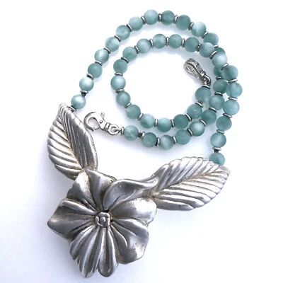 Dramático collar gargantilla de 16" con flor de plata de ley electroformada y piedra lunar Foto 1 de 4