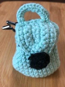 MINI MOCHILA DE GANCHILLO HECHA A MANO ~ Llavero, encanto, colgante ~ NUEVO JUGUETE B - Imagen 1 de 7
