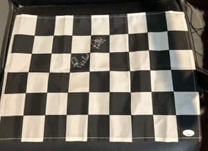Bandera de carreras a cuadros firmada por Richard Petty de 12"x18" con certificado de autenticidad JSA #2 - Imagen 1 de 3