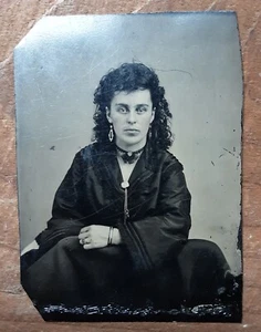 ANTIQUE TINTYPE WOMAN CURLY DARK HAIR BLACK CHOKER EARRINGS MOURNING - Picture 1 of 4