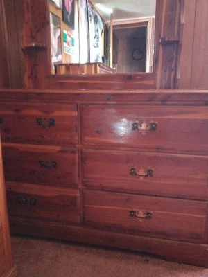 Cómoda antigua de cedro rojo con espejo Foto 1 de 4