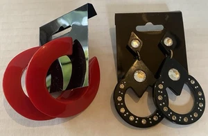 Set 2 PAAR Vintage ACRYL Statement OHRRINGE schwarz mit STRASS & roten Creolen - Bild 1 von 10
