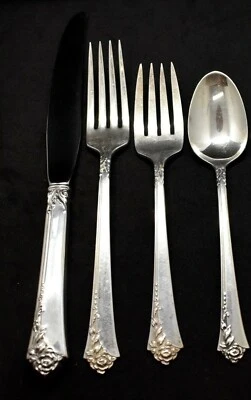 JUEGO DE CUBIERTOS DAMASK ROSE ESTERLINA DE HEIRLOOM/ONEIDA 4 por 4 juego 16 piezas en total. Foto 1 de 4