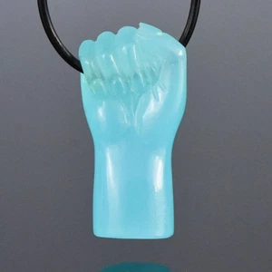 Pugno Rialzato Mano Mano Mano Gesto Calcedonio Turchese Intagliato per Charm Amuleto 2,87g - Foto 1 di 13