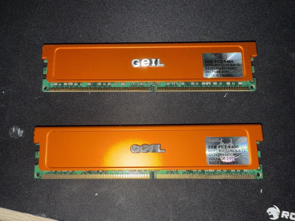 2x GEIL GX22GB6400UDC (2GB, PC2-6400 (DDR2-800), DDR2 SDRAM, 800 MHz, DIMM... - Imagem 1 de 2
