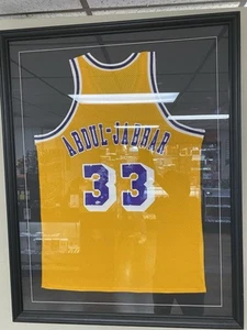 Camiseta deportiva firmada por Kareem Abdul-Jabbar de los Lakers de Los Ángeles automática con vitrina - Imagen 1 de 5