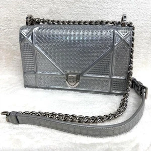 Bolso de Hombro DIOR Diorama Cadena Plateado Metálico Cuero Solapa Cartera USADO 714A - Imagen 1 de 20