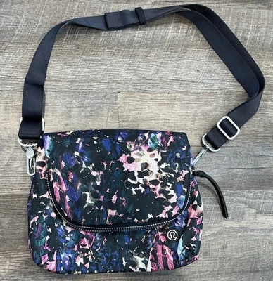Bolso Bandolera Nuevo Sin Etiquetas LULULEMON Fiesta Om Telón de Fondo Floral Negro Multi/Carbón Profundo Foto 1 de 4