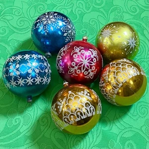 6 Vtg Jumbo Shatterproof Plastic 5” Stenciled-Glitter Large Xmas Ball Ornaments - Picture 1 of 21