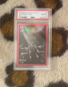 SCHLACHT VON YAVIN 2023 TOPPS CHROM STAR WARS GALAXY rot PARALLEL 3/5 #75 PSA 10 - Bild 1 von 2