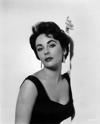ELIZABETH TAYLOR (1) RETRO BLACK & WHITE POSTER - Available in Various Sizes