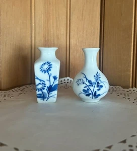 Vintage Miniatur blau & weiß Keramik Vasen Blumenmuster kleine Knospe Vase China - Bild 1 von 6